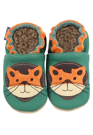 Chaussons en cuir verts avec un design de visage félin brun et orange. Comprend une doublure en peluche et des bords festonnés dans des couleurs contrastées.