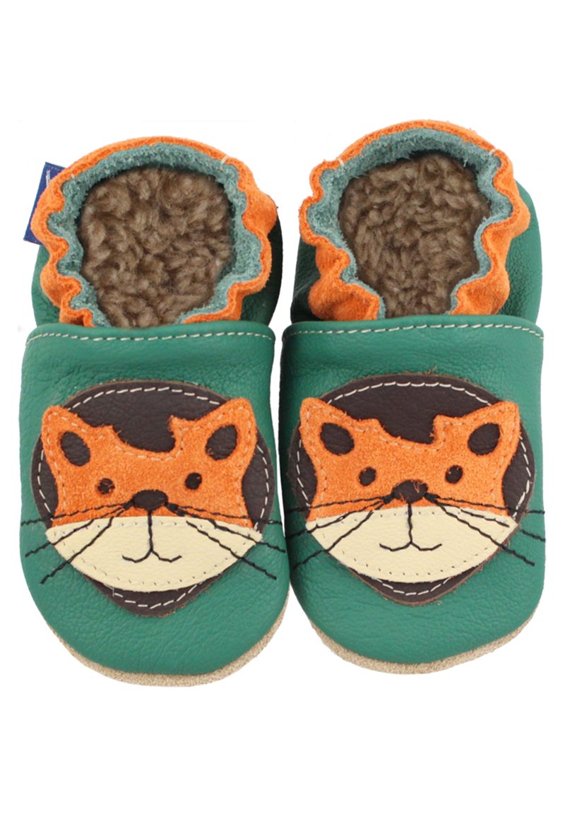 Leren slippers in het groen met een bruine en oranje kattengezichtontwerp. Voorzien van een zachte voering en golvende randen in contrasterende kleuren.