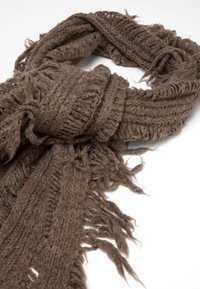 Écharpe en laine marron tricotée avec un bord texturé et effiloché ; présente des motifs de tricot variés pour plus de détails ; tissu doux et épais.