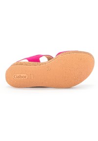 Sandal in suede rosa con design open-toe e lati intagliati. Presenta una suola in gomma testurizzata e il nome del marchio impresso sul fondo.