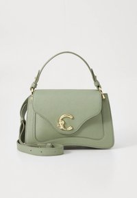 Žalios odos rankinė su struktūruota forma, su auksinės spalvos sagtimi ir nuimamu dirželiu. Lygi tekstūra su uždarymu su skląsčiu.