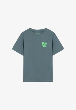 Camiseta de manga corta azul pizarra con el logo "SCALPERS" en neón verde impreso en el pecho izquierdo.