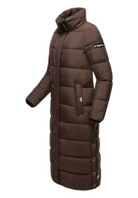 Bruine gewatteerde lange jas met hoge kraag, zijzakken en drukknoopsluitingen. Gequilt textuur met decoratieve hardware accenten.
