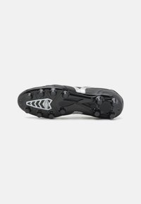Cizma de fotbal neagră cu un material synthetic texturat, accente albe și o talpă exterioară neagră cu crampoane. Prezintă un design distinctiv pentru tracțiune.