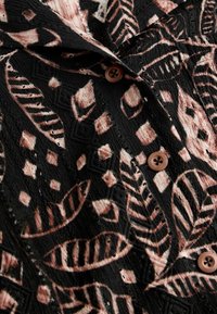 Košilová halenka  - black brown print