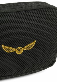 Bolsa de malla negra con una superficie texturizada, que presenta un logotipo alado bordado en dorado. Cierre de cremallera en el borde superior.