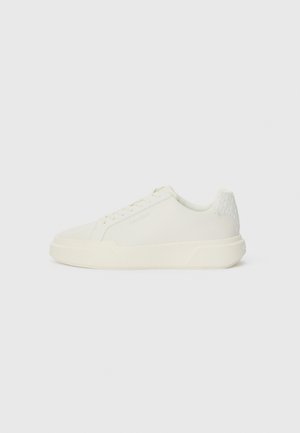 Trainers - triple white
