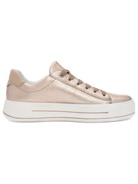 Lavtsiddende metalbeige sneaker med overdel i tekstureret læder, snørelukning, polstret krave og tyk hvid gummisål med diskret stribedetalje.