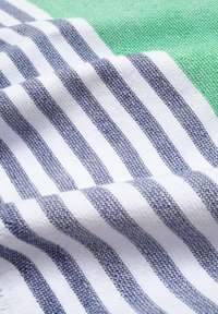 Tela a rayas en blanco y azul marino, con una superficie texturizada; se observa una sección verde. Las rayas varían en grosor, creando un patrón moderno.