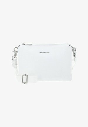 Sac bandoulière en cuir blanc avec une fermeture éclair argentée, une sangle blanche réglable et une petite plaque de logo de marque argentée centrée à l'avant.