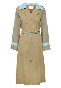 Dubbelt knäppt beige trenchcoat med ljusblå krage, ärmdekorationer och manschetter, med en midjeslinga och knappdetaljer.