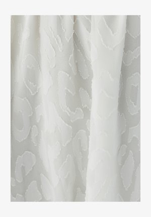 Hvidt stof med et tekstureret mønster, der ligner dyreprint, med subtile hævede elementer for ekstra dimension. Blød og gennemsigtig fremtoning.