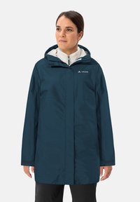 Marinewaterdichte jas met capuchon, voorzien van een voorkant met rits en subtiel logo. Soepele textuur, middellange snit en lange mouwen.