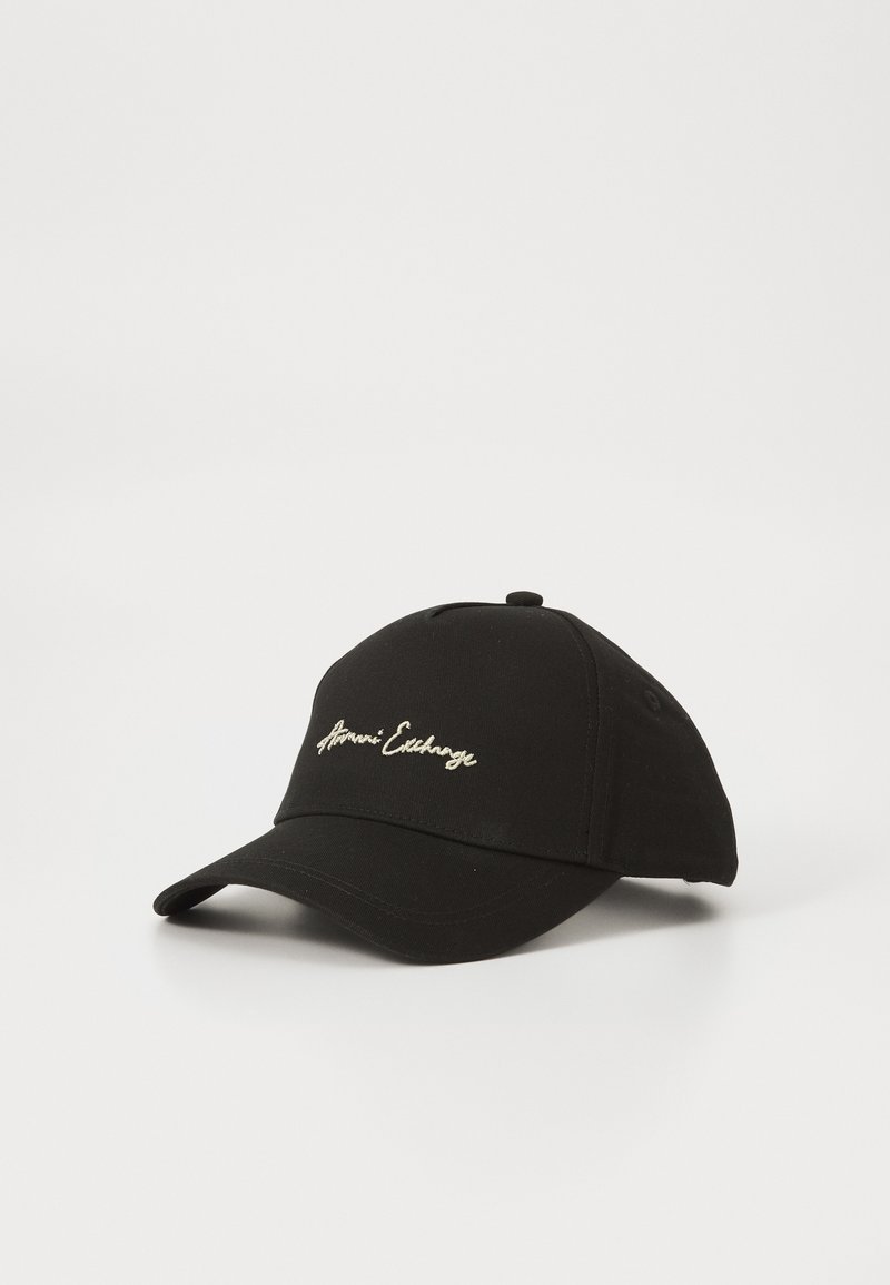 Sort bomulds baseball cap med broderet "Amani Exchange" logo i hvid. Har en bukket skygge og justerbar rem bagpå.