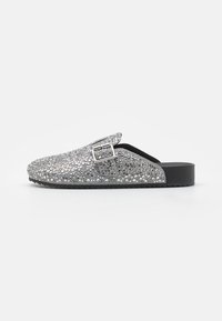 Silberne Slipper mit glänzenden Strasssteinen, ausgestattet mit einer Schnallenakzent, einer abgerundeten Spitze und einer strapazierfähigen schwarzen Sohle.
