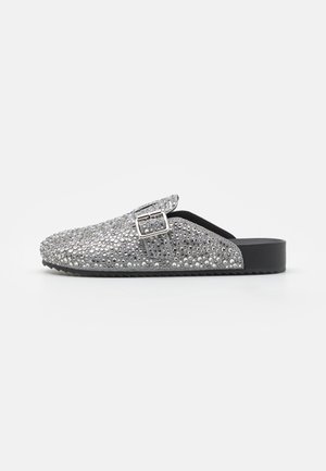 Silvriga slip-on-mules täckta av glänsande rhinestones, med en spänne-accent, rund tå och en hållbar svart sula.