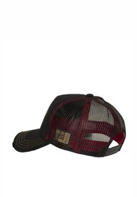 Casquette de baseball noire avec un dos en mesh. Présente une visière courbée et des coutures marron. Comprend une patch de marque sur le côté avec fermeture snapback.