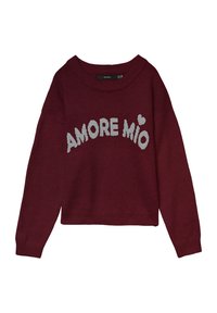 Bordeauxroter, kurz geschnittene Pullover mit weitem Halsausschnitt, versehen mit weißem Text "AMORE MIO" und einem Herzdesign. Weicher Strickstoff und lange Ärmel.