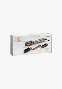 Kit di strumenti per acconciature con un cilindro rosa dorato, due accessori (spazzola con setole nere e un elegante ferro arricciacapelli) in una confezione compatta.