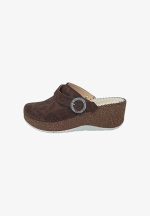 Zoccolo in suede marrone con punta arrotondata, dotato di una fibbia decorativa in argento e una suola in sughero texturizzata e maculata.