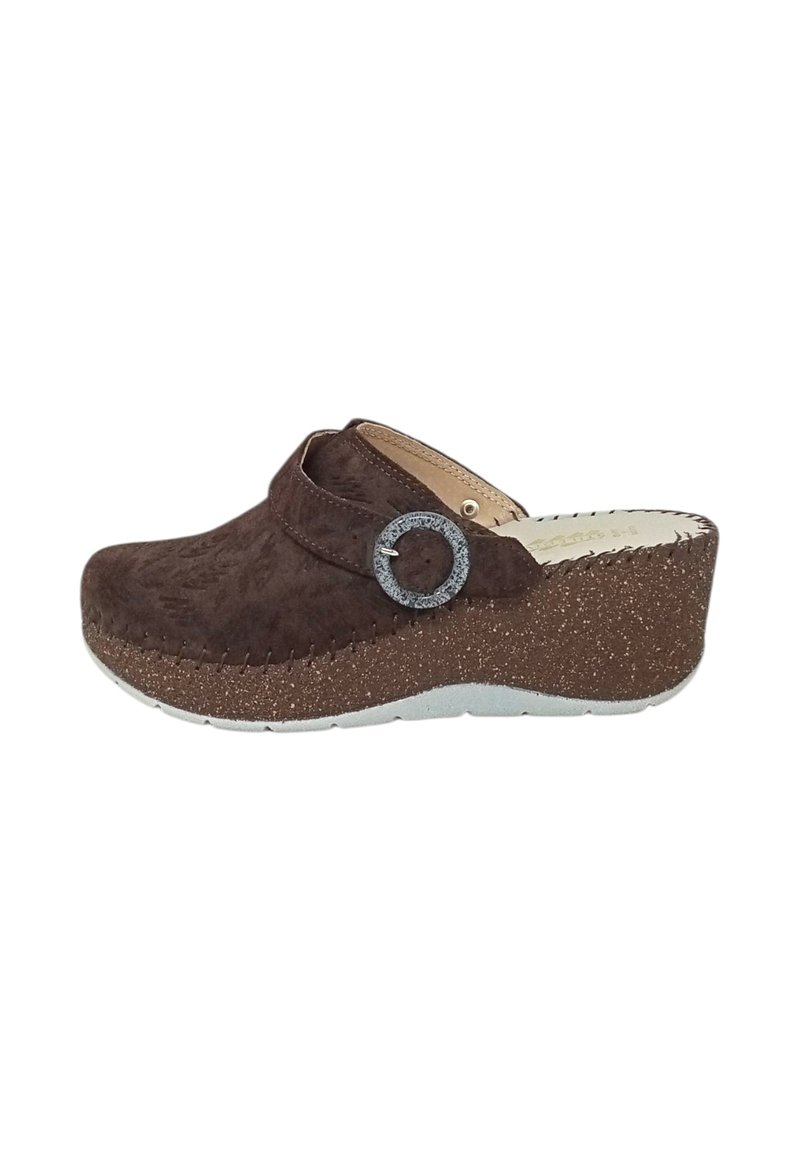 Zoccolo in suede marrone con punta arrotondata, dotato di una fibbia decorativa in argento e una suola in sughero texturizzata e maculata.