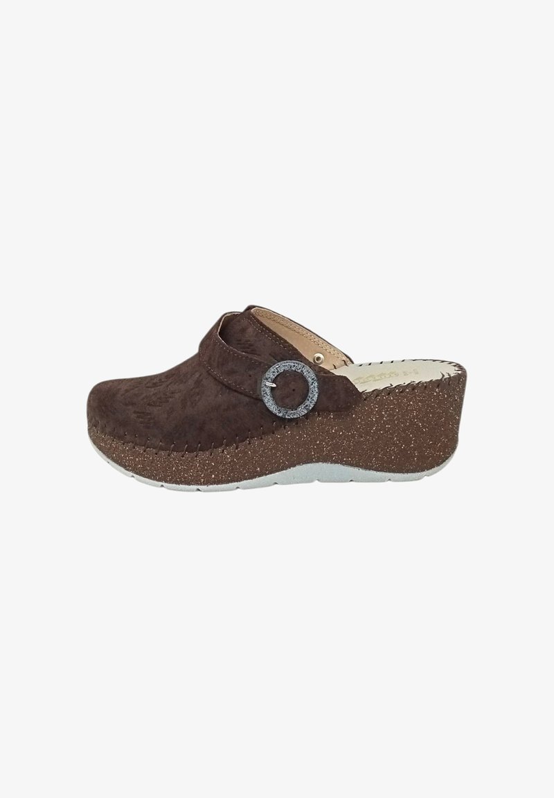 Zoccolo in suede marrone con punta arrotondata, dotato di una fibbia decorativa in argento e una suola in sughero texturizzata e maculata.