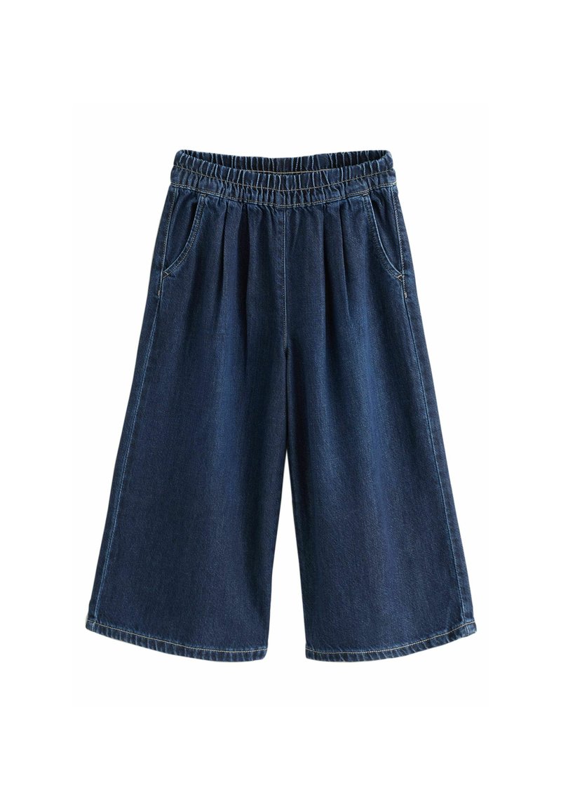 Culottes de mezclilla de una amplia pierna en azul oscuro con cintura elástica, dos bolsillos laterales y sutiles detalles de costura. Textura suave, hasta las rodillas.