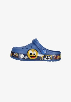Sabot bleu avec des trous de ventilation et une semelle à motif avec des icônes sportives ludiques et un visage emoji souriant.