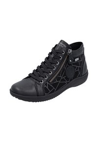 Baskets montantes noires en cuir lisse et suède texturé, avec des accents à motifs géométriques et une fermeture éclair sur le côté.