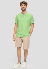 s.Oliver MELIERTES  MIT HENLEY AUSSCHNITT - T-Shirt basic - grün
