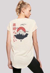 Beige T-Shirt mit kurzen Ärmeln, das ein Grafikmotiv des Mount Fuji, eine rote Sonne und japanischen Text auf dem Rücken zeigt. Runde Saum und lässige Passform.