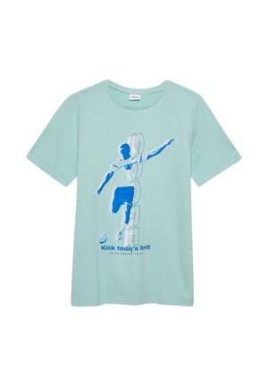 Lichtblauw T-shirt met blauwe afbeelding van een voetballer die de bal schopt en de tekst "Kick today's limit" en het "s.Oliver"-logo.