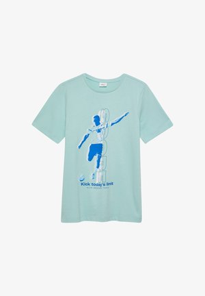 Hellblaues T-Shirt mit blauem Grafikmotiv eines Fußballspielers, der den Ball tritt, und dem Text "Kick today's limit" sowie dem "s.Oliver"-Logo.