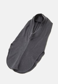 Indumento senza maniche grigio con scollatura rotonda, realizzato in tessuto morbido, caratterizzato da una superficie liscia e un design semplice, posato in piano.