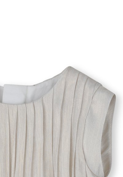 Robe sans manches plissée en ivoire clair avec un léger éclat, présentant un col arrondi et une doublure intérieure lisse.