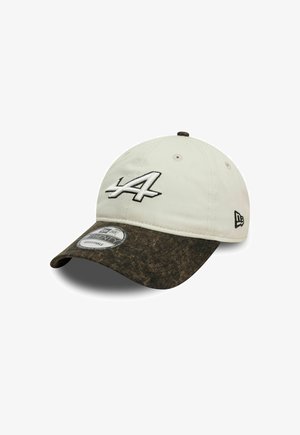 Czapka baseballowa z kremową koroną i ciemnym, teksturowanym daszkiem. Posiada haftowane logo z przodu oraz regulowany pasek z tyłu.