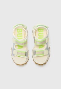 Sport sandaler med hvite og grå stropper, neongrønne detaljer, teksturert fotseng, justerbare borrelåsremmer og gummi såle.
