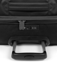 Schwarzer Koffer mit Rädern, einem strukturierten Griff, doppeltem Reißverschluss und einem Kombinationsschloss. Ausgestattet mit glattem, langlebigem Stoff.