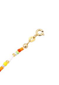 Collier en perles colorées avec plusieurs perles rondes et carrées dans des teintes d'orange, de jaune, de blanc et de vert, doté d'un fermoir et de quincaillerie en or.