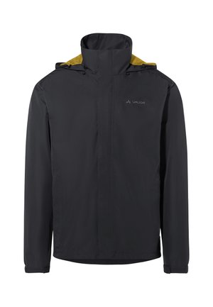 Zwarte waterdichte jas met een gele capuchon, voorzien van een volledige ritssluiting, verstelbare manchetten en een logo op de borst. Gladde textuur.