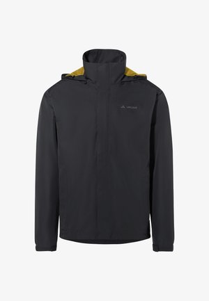 Zwarte waterdichte jas met een gele capuchon, voorzien van een volledige ritssluiting, verstelbare manchetten en een logo op de borst. Gladde textuur.