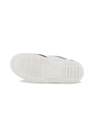 Semelle de sneaker blanche en caoutchouc texturé, avec des rainures et des impressions circulaires pour une meilleure adhérence. Design minimaliste, bords courbés lisses.