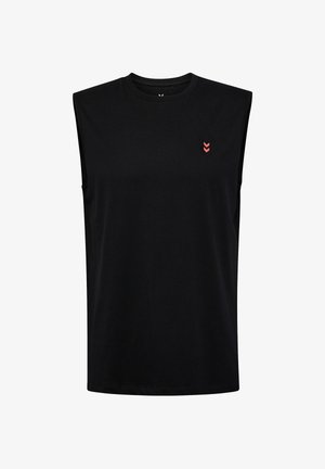 Czarna bezrękawnik z bawełny, z okrągłym dekoltem i małym czerwonym logiem w kształcie chevronu po lewej stronie klatki piersiowej.