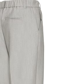 Pantalones gris claro con una tela texturizada, que cuentan con cinturilla con cordón, bolsillos laterales y un bolsillo plano en la parte trasera para almacenamiento.