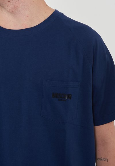 T-shirt in cotone blu navy con scollatura rotonda, maniche corte raglan e taschino sul lato sinistro con ricamo nero "MOSCHINO SWIM".