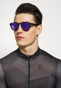 Oakley LATCH UNISEX - Solbriller - latch matte black /prizm violet