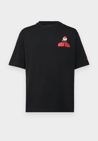 Μαύρο βαμβακερό t-shirt με κοντά μανίκια, στρογγυλή λαιμόκοψη και κόκκινο γραφικό "NEW ERA" στο αριστερό στήθος. Απλός, ελεύθερος στυλ σχεδιασμός.