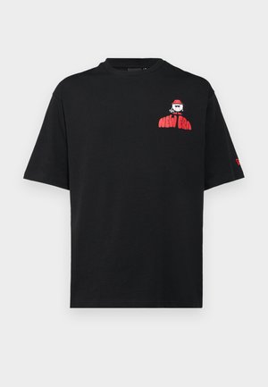 Fekete pamut póló rövid ujjakkal, kerek nyakkivágással és piros "NEW ERA" grafikával a bal mellen. Egyszerű, laza szabású kialakítás.