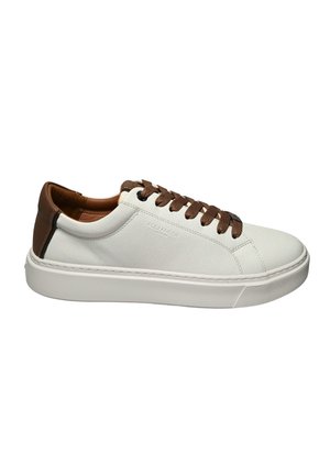 Lavhvid sneaker med brune snørebånd og hæl, tekstureret læderoverdel og tyk hvid gummisål.
