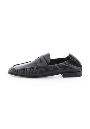 Schwarzer Lederloafer mit niedrigem Absatz, mokassinähnlicher Naht, elastisch gerafftem Fersenbereich und einem Riemen mit ausgeschnittenem Detail oben.